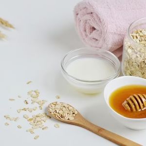 Salon at-home: Oatmeal and Honey Hydration Mask for Feet
